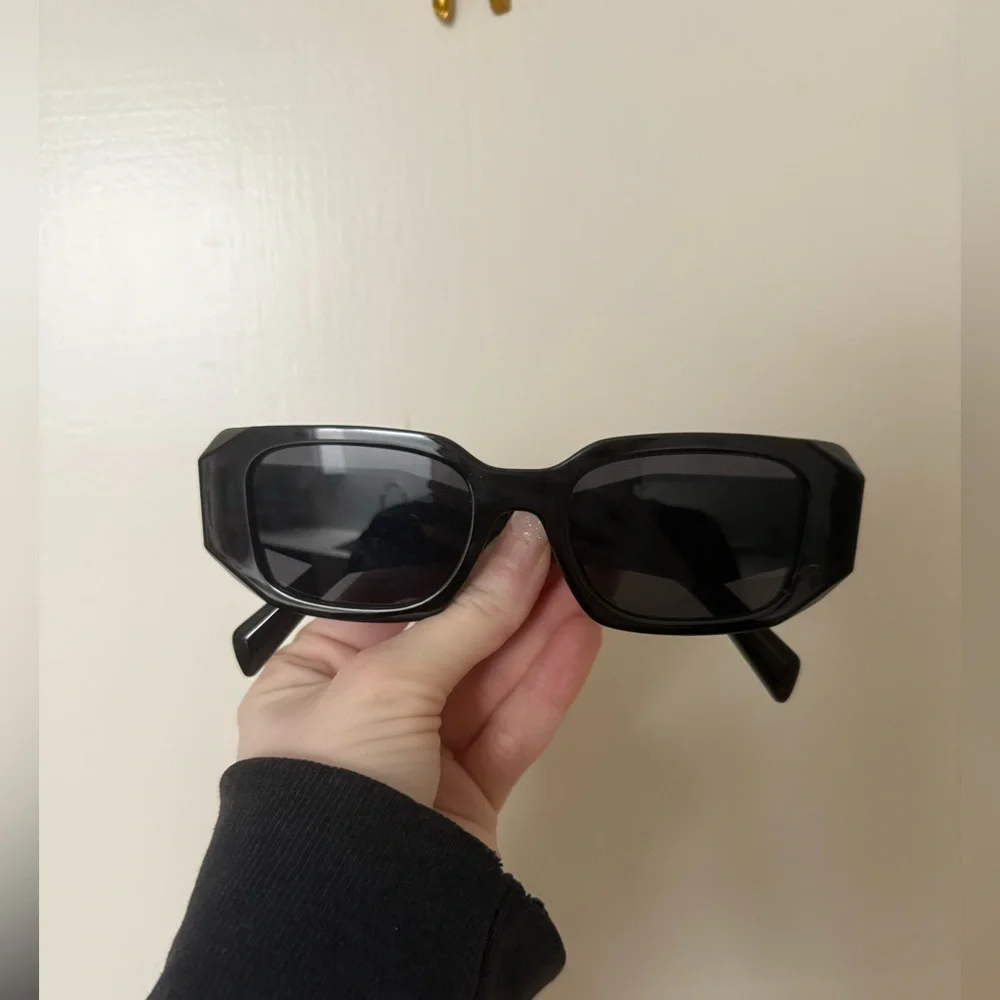 Prada sunglasses - Picture 3 of 4